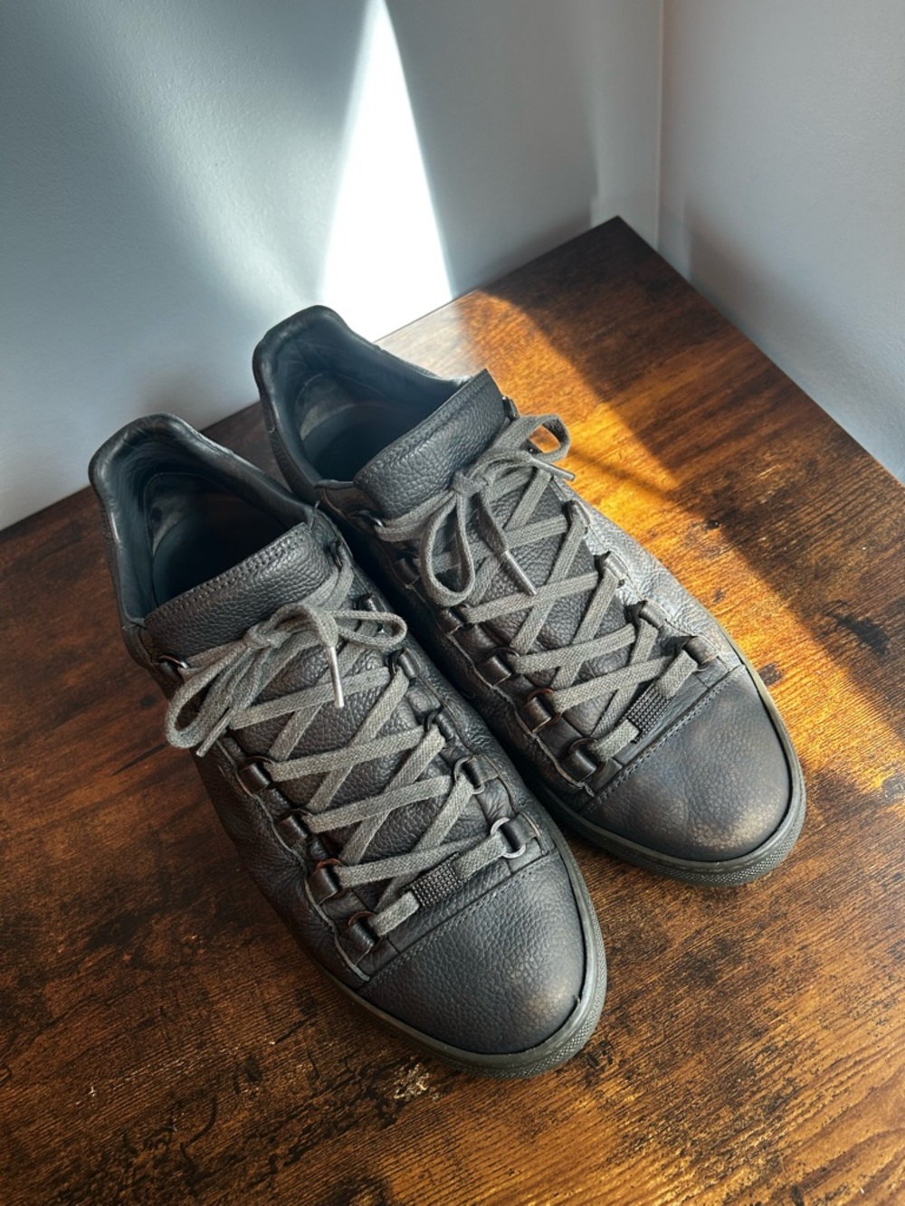 Balenciaga Arena Leather Low-Top Sneakers - Picture 3 of 12